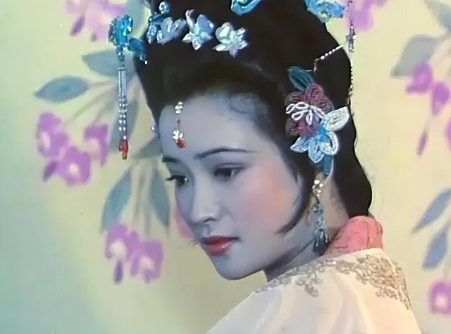 她是唯一一位演遍四大名著的女演员，气质娴静，60岁依然很美