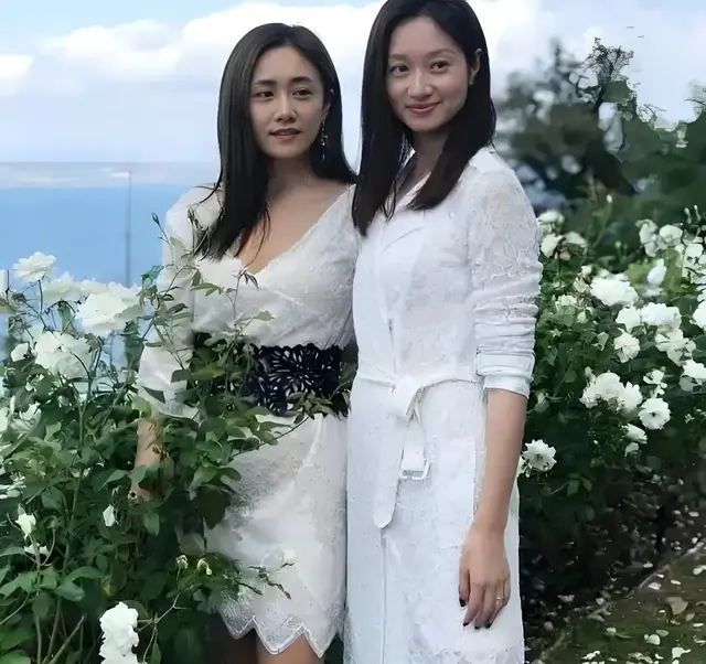 岁月雕琢的两种美学：沈佳妮的静水流深与唐嫣的璀璨星!