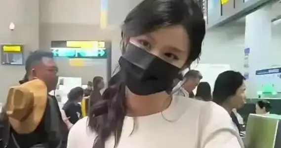 在机场看见王楚然机场，被网友挖苦:腰太粗，和照片上判若两人