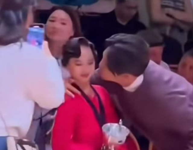 孙俪女儿获顶尖舞蹈比赛冠军！合影时被男老师强亲脸颊，表情勉强