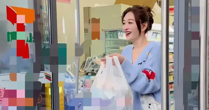 50岁李小冉在湖南长沙一家便利店，现实中真人太美了，皮肤非常白