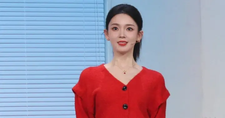 女星陈瑶楚楚动人：节目表演中的女神更迷人！