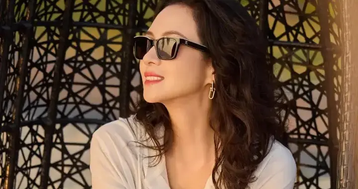 章子怡烫泡面卷年轻20岁！穿白色连帽衫+牛仔裤，简约随性又时髦