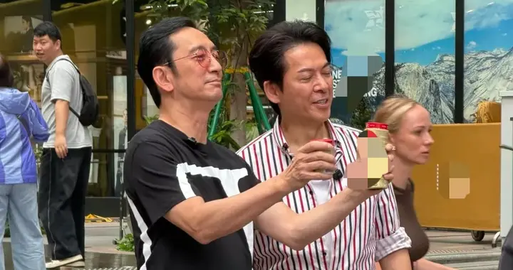 62岁吴启华在香港尖沙咀街头被偶遇，真人看起来苍老了好多