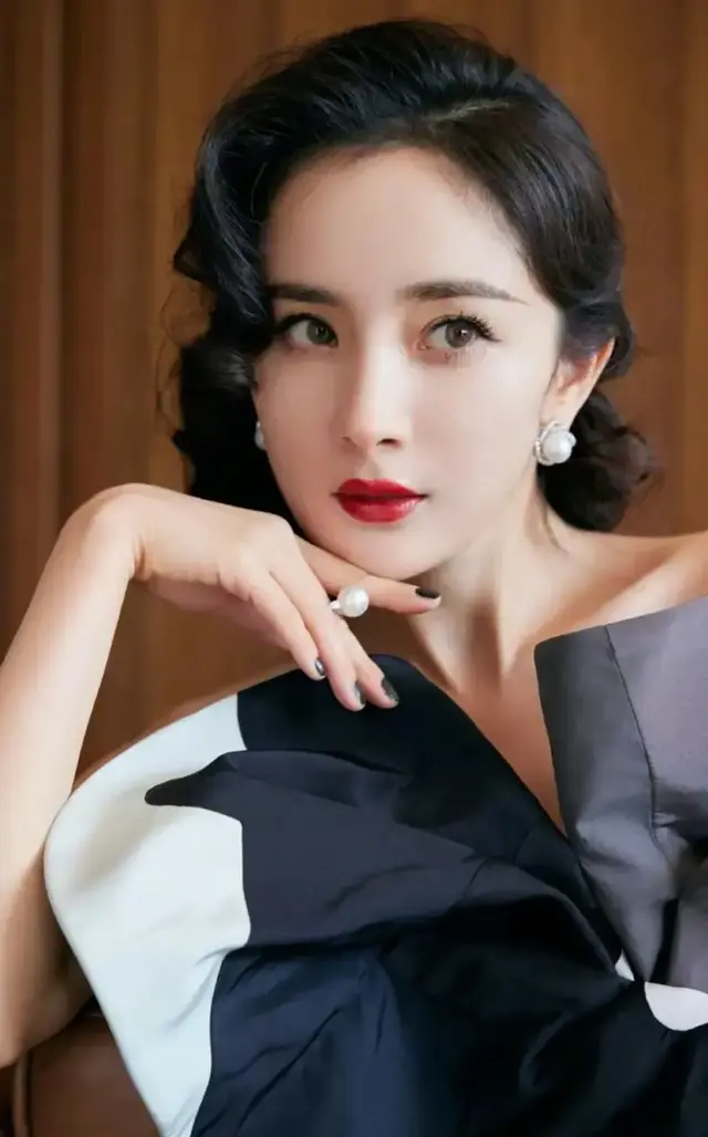 杨幂总是以其独特的魅力和多变的风格吸引着众人的目光。