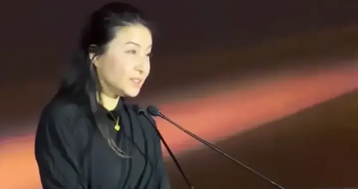 这一夜，郭晶晶戴黄金项链演讲，霍启刚穿中山装帅气，李宁很精神