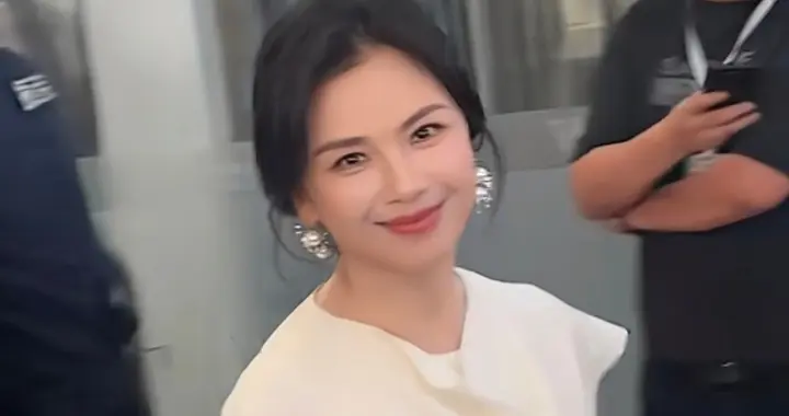 刘涛穿白色裙子武汉参加线下活动，优雅大方，美丽动人！