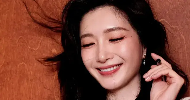 眼镜一带知性优雅的气质提升到天花板了，江疏影最新妆造大片写真