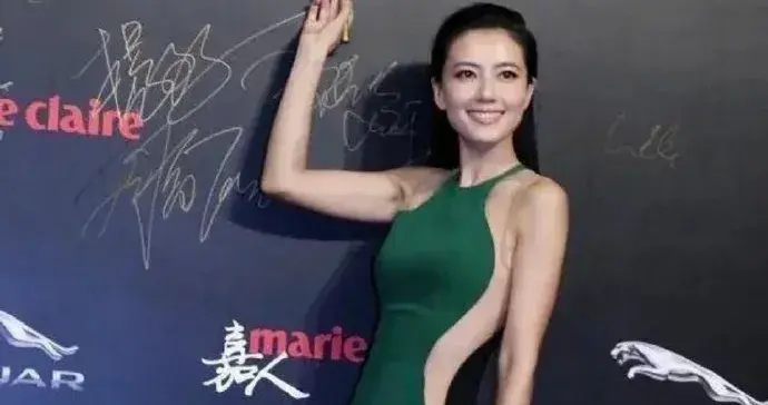 高圆圆什么时候穿衣这么大胆了