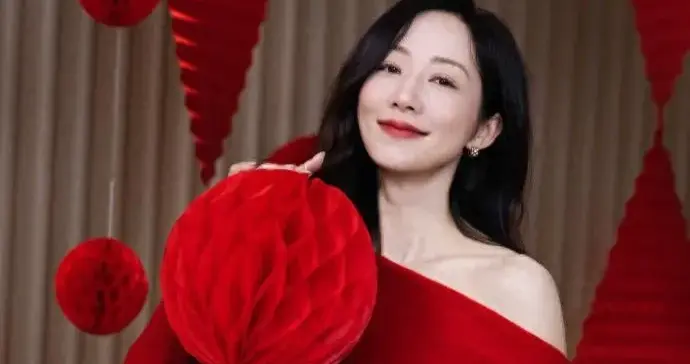 43岁韩雪的中年穿搭真高级！斜肩毛衣+亮片短裙+短靴，时髦又洋气