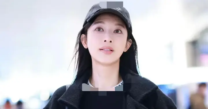 张俪不愧是穿搭高手！黑色大衣+短T+皮质阔腿裤，洋气又高级！