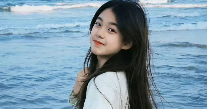 小泡芙｜刘畊宏的女儿的近照，甜系萌妹好漂亮，有在好好长大啊