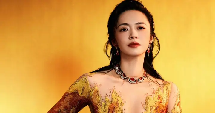 姚晨三套造型杀疯了！烈焰旗袍西装，气场直接拉满