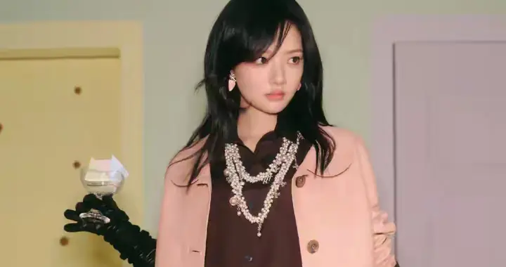 任敏这腿太嫩了吧，光着脚丫写真太养眼