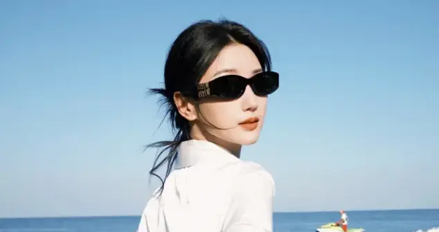 毛晓彤分享美照，白衬衫配牛仔裤，简约又时尚，又飒又美