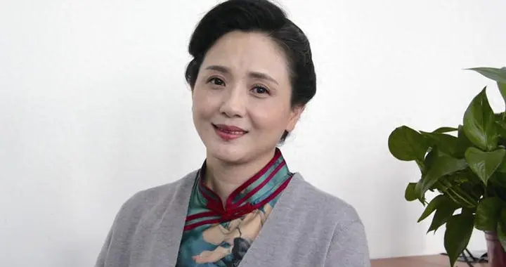 不拍吻戏、不嫁豪门，30岁自毁前程演妈妈，丈夫是她叛逆的后盾