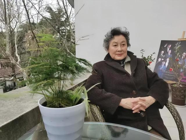 向梅：因长相洋气无戏可拍，被调到服装间做主任，40多岁才成名