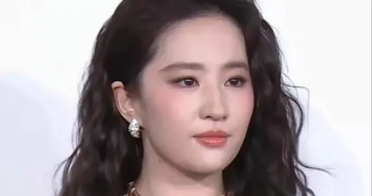 刘亦菲现实长什么样？路人镜头才是“照妖镜”，突然理解安志杰了