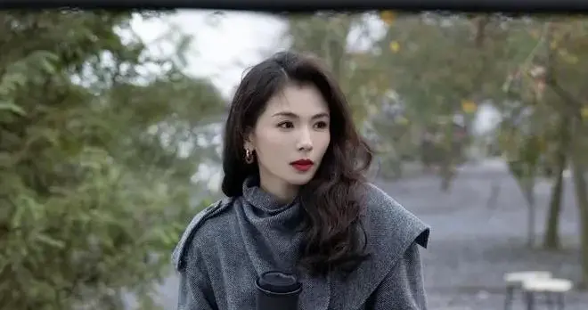 刘涛烫了油画卷发真惊艳！穿灰大衣+长筒靴，简约又高级！