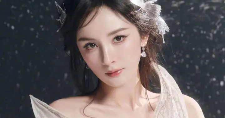 杨幂，悄然栖于她发间