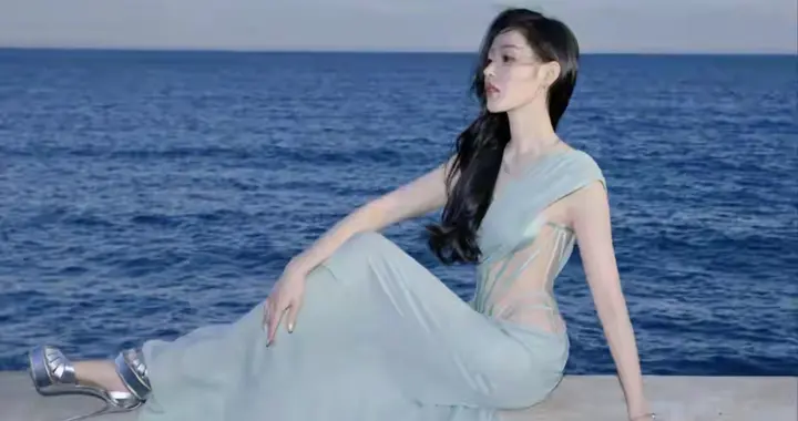 张天爱，大海、蓝天，蓝裙高跟鞋优雅美人，美到失神!