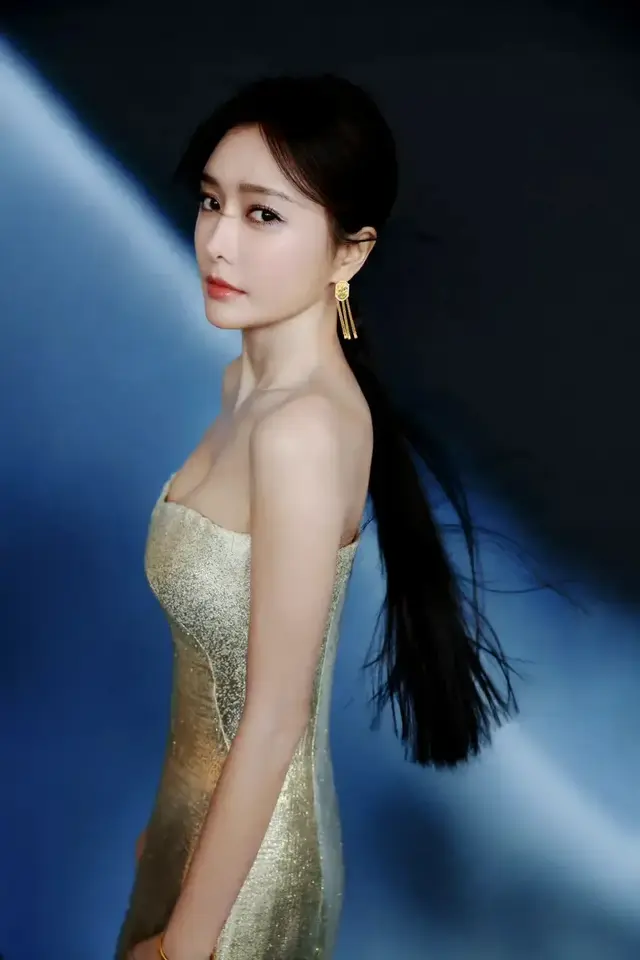 秦岚穿鎏金裙如星空般璀璨，长发迷人气质爆表