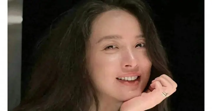 靳东二婚老婆罕见晒素颜近照，48岁皮肤仍白皙紧致，美得自信从容