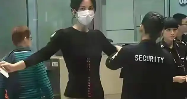 55岁王菲机场安检，素颜马尾配黑T，窈窕身材清冷气场看呆路人