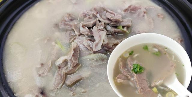 熬羊汤时，香料越多越不香，只放4种料，浓白鲜美无膻味，特好喝