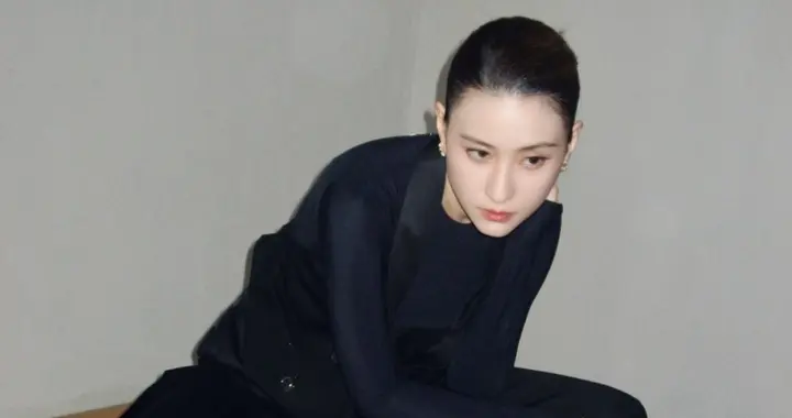 何超莲深蓝色套装配短靴，又美又飒！
