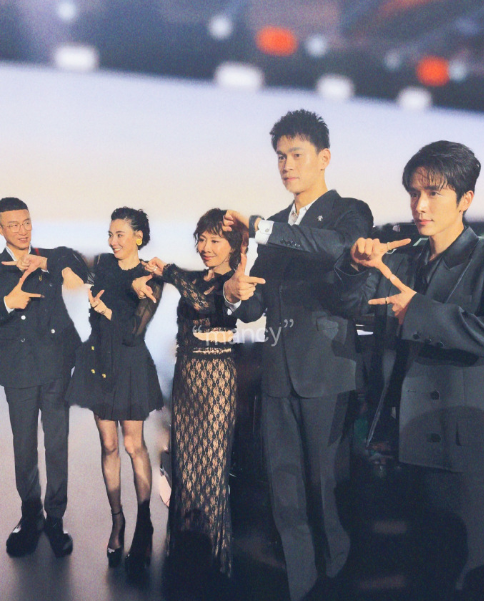 张柏芝出席活动颜值崩塌？眼睛一大一小很怪异，网友：变大小眼了