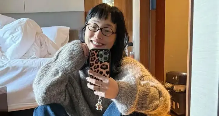 白百何剪刘海大变样！穿浅灰毛衣+牛仔裤+德训鞋，时髦减龄又高级