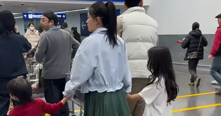 李嘉格带一对儿女和小男友逛山姆，穿搭让人看不懂，但状态很少女