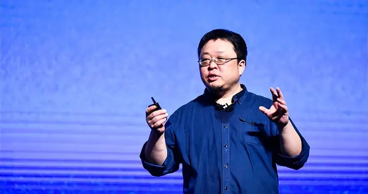 何同學(xué)掏出一摞PPT：復(fù)現(xiàn)羅永浩和王自如辯論名場面