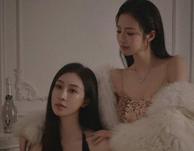 秦雪和她的闺蜜们，果然美女都喜欢贴贴