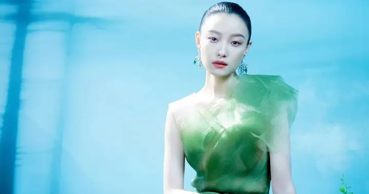 倪妮开叉绿裙拍大片，烟雨朦胧美出圈