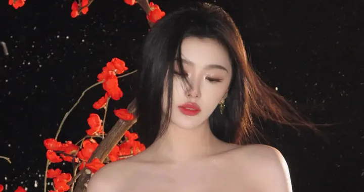 孔雪儿穿抹胸梅花裙气质清雅