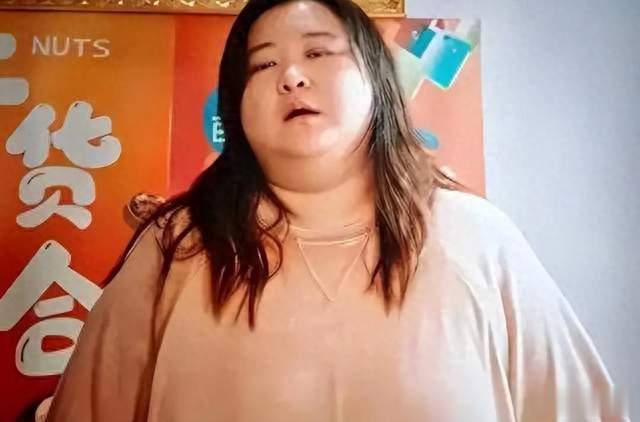 被43岁贾玲生图吓到！腿好细看着也就90斤，笑时小酒窝又甜又迷人