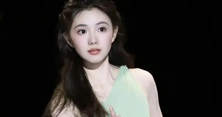 刘浩存这套薄荷绿纱裙，又仙又灵动！