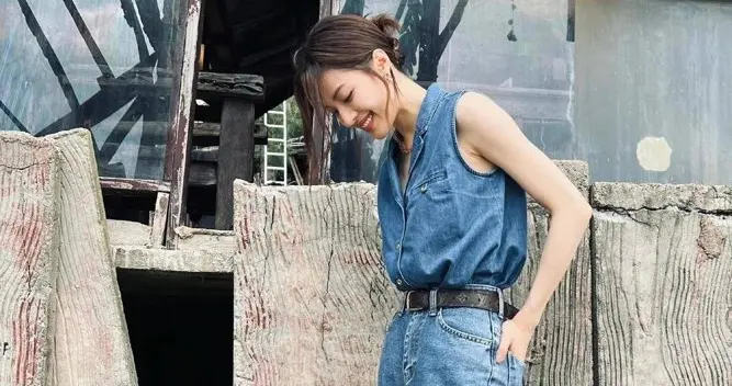 “钟楚曦”怎么也走纯欲风了，穿抹胸小短裙秀身材，女孩子都心动