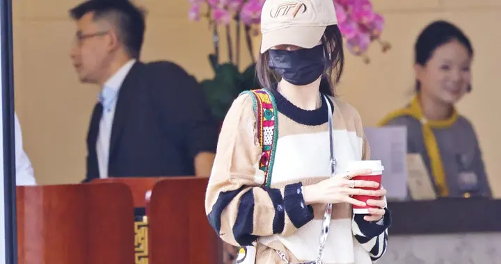 杨幂出行路透，卡其色系毛衣短裤长靴穿搭，简约时尚超减龄啊