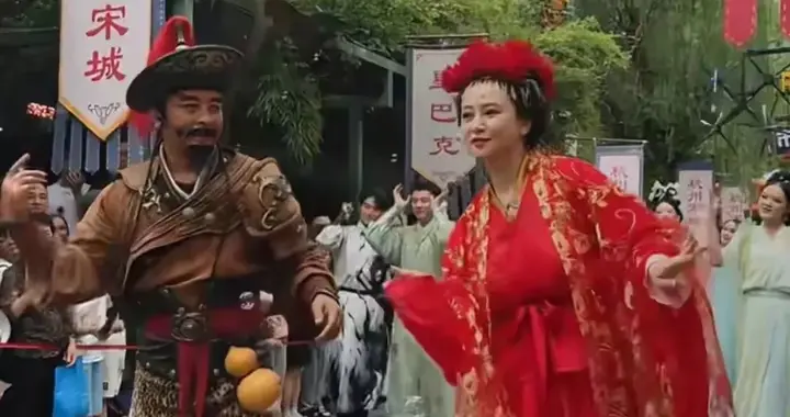 57岁翁虹景区再扮猫妖举止落落大方，保养得当的她颜值依旧很高