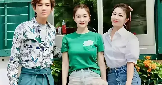 李小冉早期图，肤白又貌美，怪不得富豪老公说娶她花5个亿都愿意!