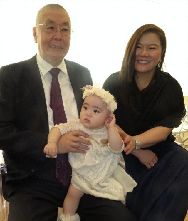 84岁刘诗昆接妻子回家，女儿使劲摇床疑不喜弟弟，奶粉喂养引争议