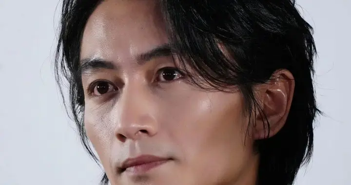 陈晓出席新剧宣传，留长发，两颊凹陷，瘦到脱相！丑到不敢认！