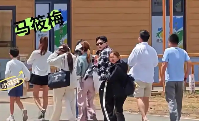 汪小菲带孩子游玩的路人照流出，出行的阵仗，印证了大S友人的话