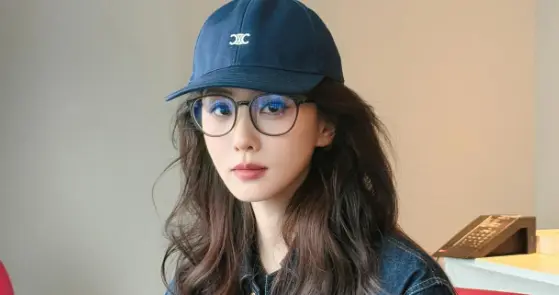 刘诗诗私服穿搭真时髦！牛仔外套+阔腿裤+棒球帽，休闲减龄又高级