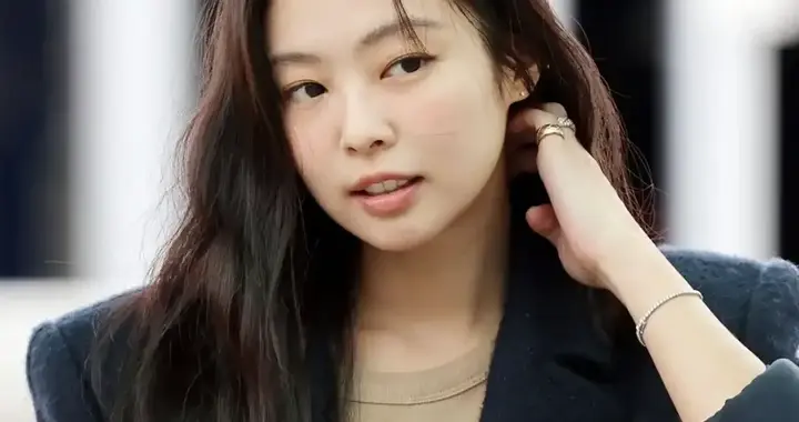 2025秋冬流行蓝色系！继刘诗诗后Jennie一袭蓝色长大衣，美出圈儿