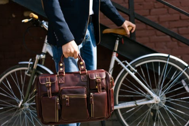 我，广东的高级教师，工作十几年，有编制，告诉你一年收入有多少