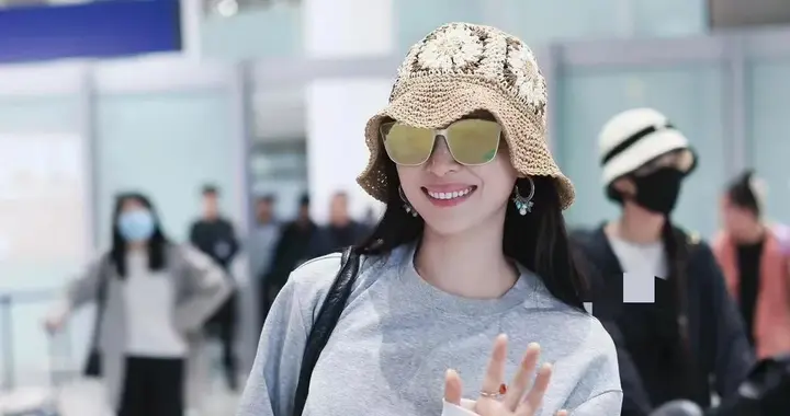 江一燕换风格后大回春！圆领卫衣+格子衬衫+牛仔裤，减龄又时髦！